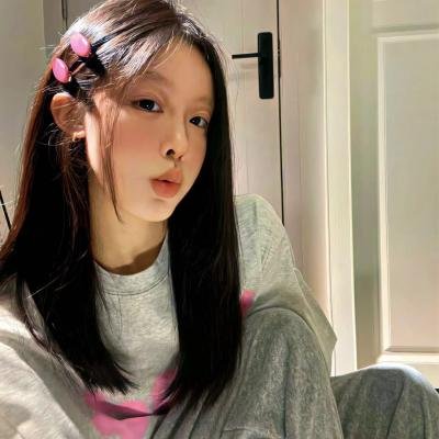 出墙红杏两家春